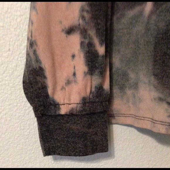 Jessica Simpson Tie Dye Blouse. Ruffle on the sleeves (L) - Picture 3 of 3